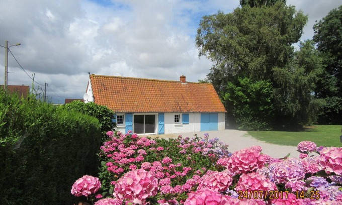 Rodelinghem Cottage | Idyllic Getaway: Pet-Friendly Lodging with Ocean Views