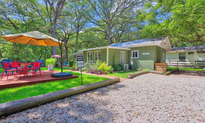 Wimberley Cottage | Vibrant Getaway on the Creek with Spa and Pet-Friendly Options