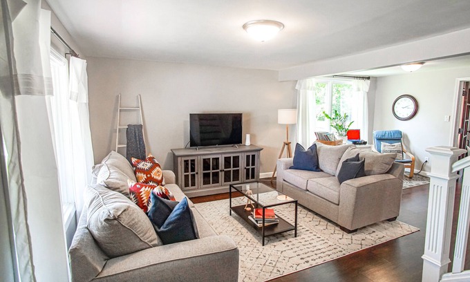 Three Oaks House | Experience The Getaway: Family-Friendly Cottage with Pool