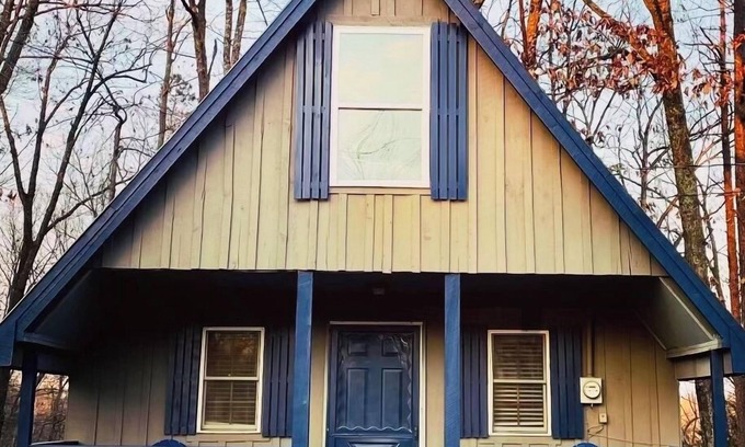 Wellington Cabin | The Getaway: Pet Friendly with Lake Views & Free Wi-Fi