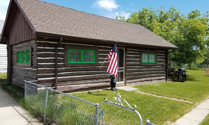 Red Lodge Cabin | Discover The Gibbons 1885 Cabin: Family-Friendly Stay