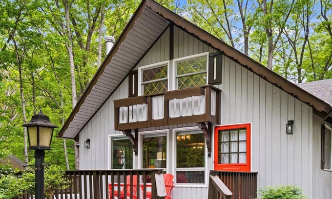 McGaheysville Cottage | Cozy Gingerbread House: 4BR Cottage with Pool & Spa