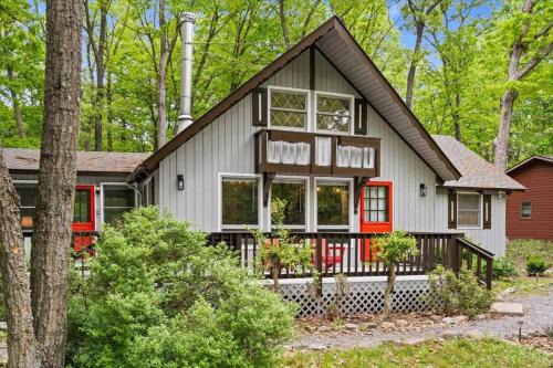 Massanutten Ski Chalet | Gingerbread House: Modern Chalet with Pool & Sunroom