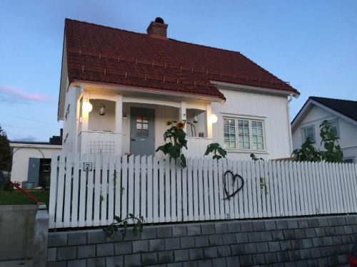 Lillehammer House | Cozy Oceanview Retreat at The Gingerbread House