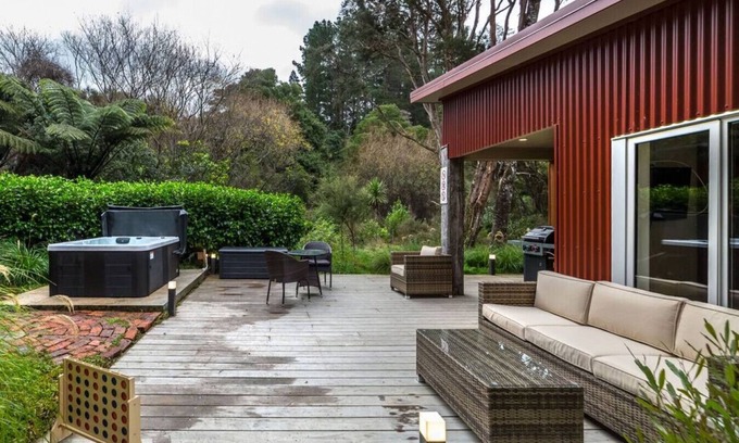 South Wairarapa District Cottage | Top-Rated Spa Retreat at The Glade, Martinborough