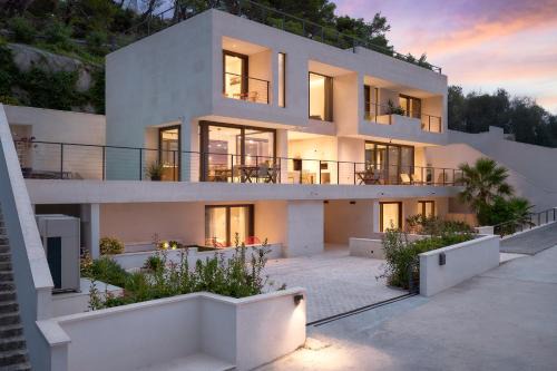 Pucisca Villa | Elegant Escape at The Glass House: Oceanfront Oasis Awaits