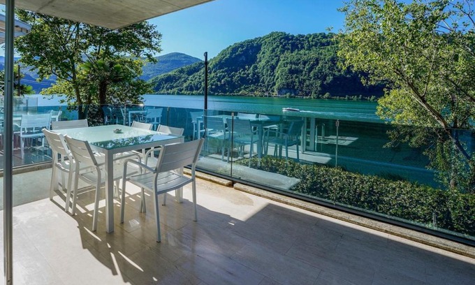 Caslano House | Relaxing Retreat at The Glass House & SPA with Hot Tub
