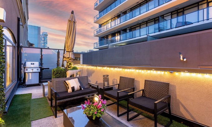 Beltline Apartment | THE GLASSHOUSE 21’ Loft, 2-Patios, King, AC, Firetable, Parking, Stampede + BBQ