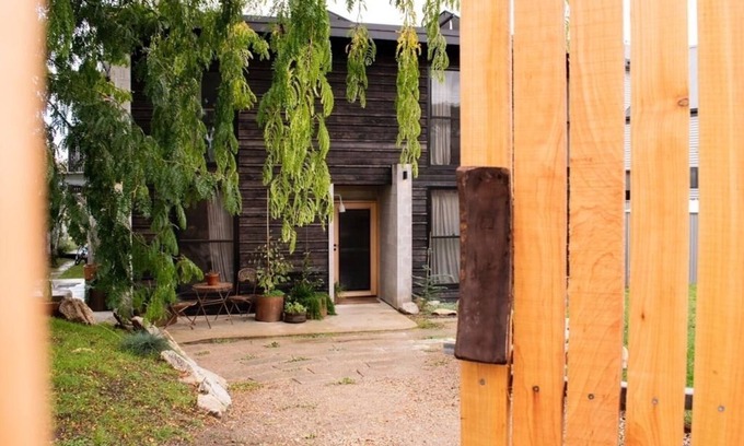 Beechworth House | Elegantly Designed Glasshouse on Silver Creek, Beechworth