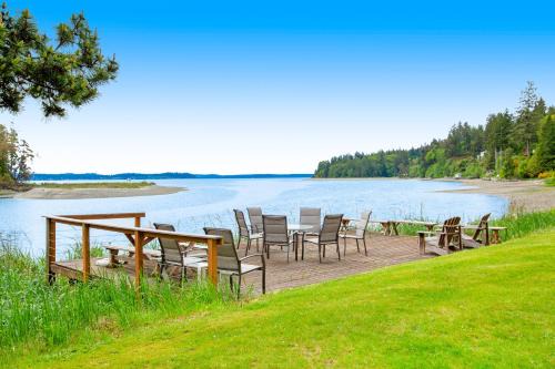 Lakebay House | Discover The Glen Cove Sand Spit & Guest Cottage Retreat