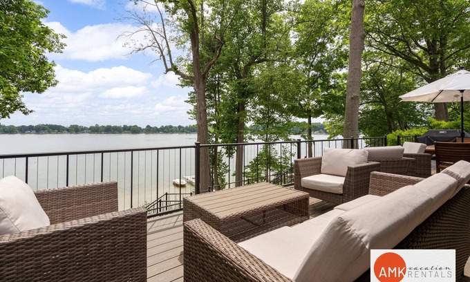 Fennville House | Relaxing Lakeside Retreat at The Glistening Grape