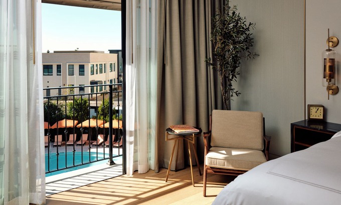 Camelback East Hotel | Elegant Global Ambassador Hotel with Pool and Spa Amenities