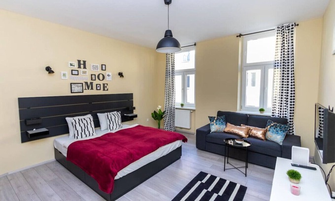 Funfhaus Apartment | The Glowing Ruby | By Radiant Apartments