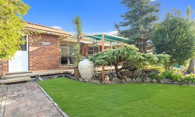 Basin View House | Unforgettable Wine Retreat with Late Checkout & Family Amenities