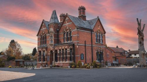 Bartestree Hotel | Cozy Stays at The Godwins with Breakfast & Family Amenities