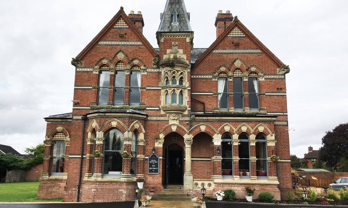 Bartestree Hotel | Discover The Godwins: Family-Friendly Stay with Breakfast
