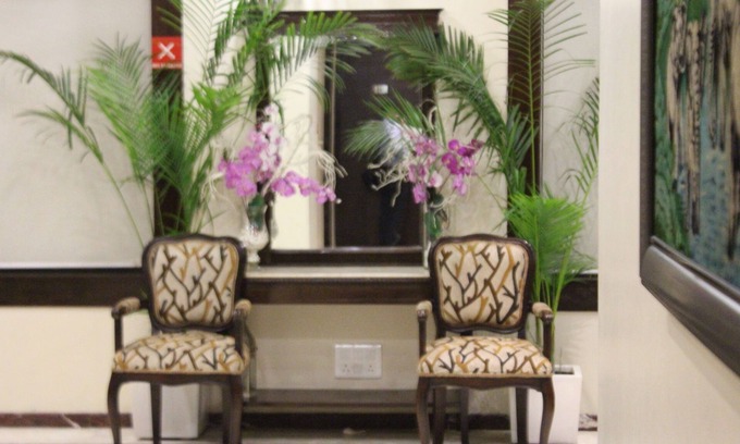 Mahanagar Hotel | Experience The Golden Apple: Family-Friendly with Breakfast