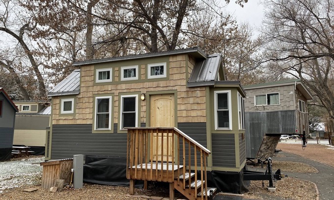 Lyons Resort | Golden Aspen - Cozy Tiny House by the River Near Rockies