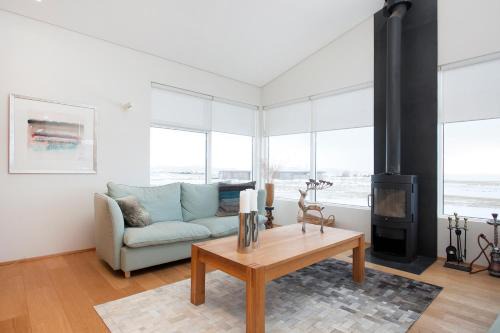 Skalafell Villa | Relax at The Golden Circle Lodge with Jacuzzi & Sauna
