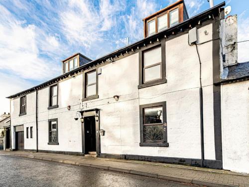 Mauchline House | Experience Comfort at The Golden Crown: Family-Friendly Retreat