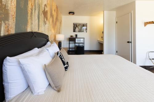 Panguitch Hotel | Pet-Friendly Retreat at The Golden Spur Hotel Awaits You
