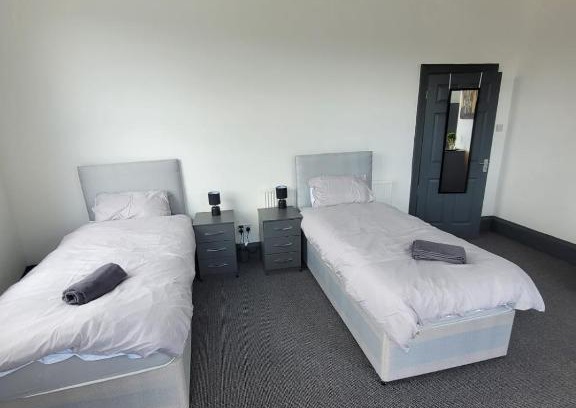 Widnes Apartment | Discover The Goldmine Rooms - Family-Friendly Comfort Awaits