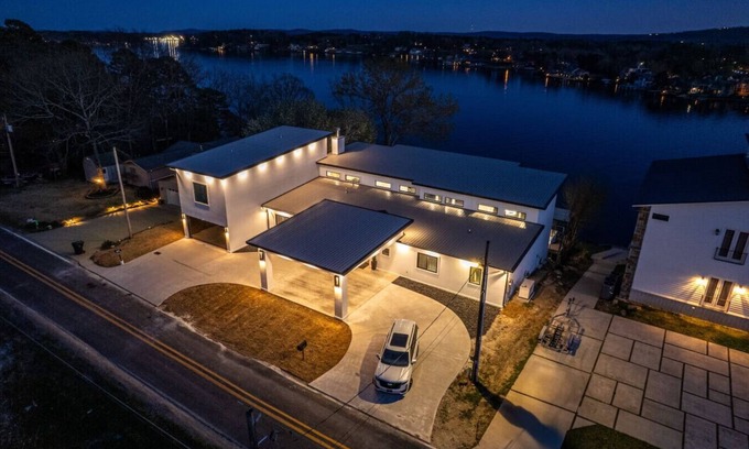 Rockwell House | The Good Life, Luxury Modern Lakehouse