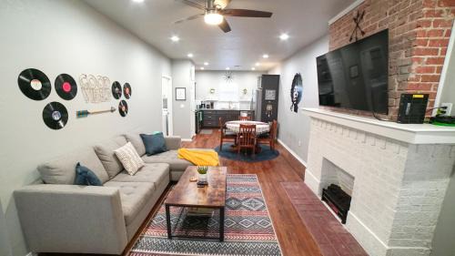 Chickasha House | Experience The Good Vibes House: 10/10 Family Retreat