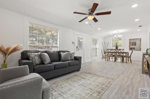 Tampa House | Good Vibes Only Cottage: 4-Star Pet & Child Friendly Retreat