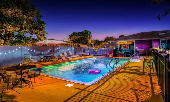 Commack House | Experience The Good Vibez House: Smart Home with Pool & Spa