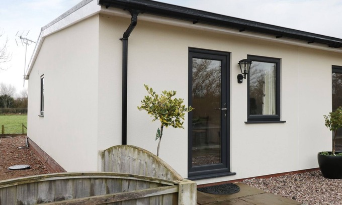 Thornton-Cleveleys Cottage | Enjoy the Goose Shed: Pet-Friendly Retreat in Lancashire