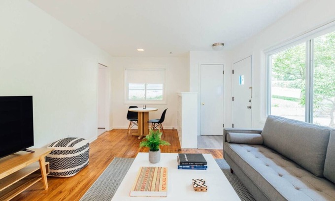 Water Hill House | Comfortable Stays at The Graduate - Ideal for Families & Pets
