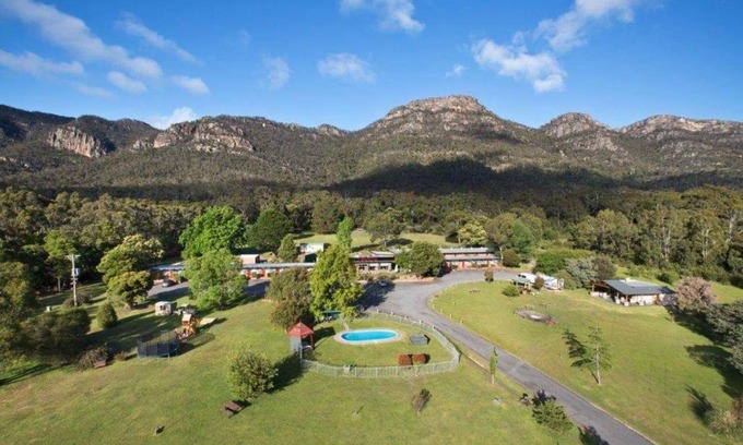 Halls Gap Hotel | Tranquil Getaway at The Grampians Motel with Ocean View