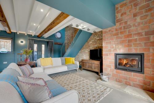 Holme-on-Spalding-Moor House | Inviting Getaway at The Granary with Family & Pet Amenities