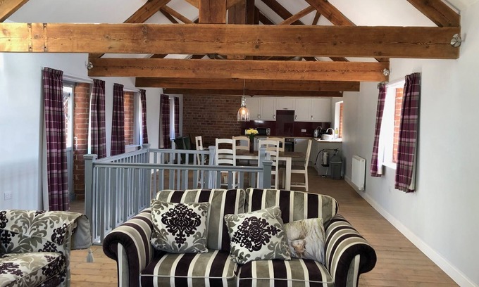 Cottingham House | Relaxing Getaway at The Granary Cottage with Hot Tub