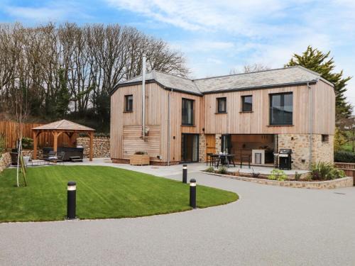 Mawnan Smith House | Top-Rated Family and Pet-Friendly Stay at The Granary