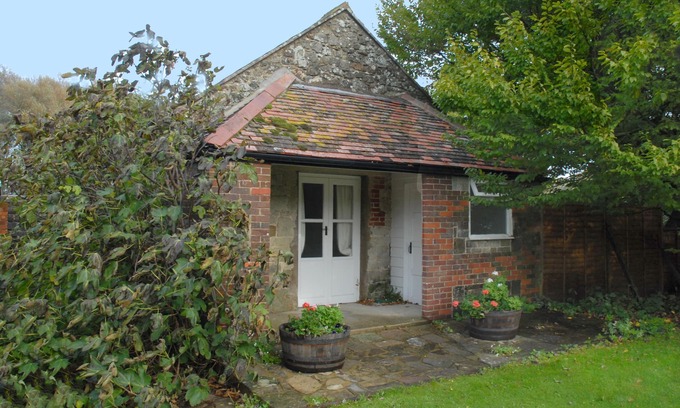 Godshill Cottage | Relax at The Granary: Cozy Cottage with Pool & Garden