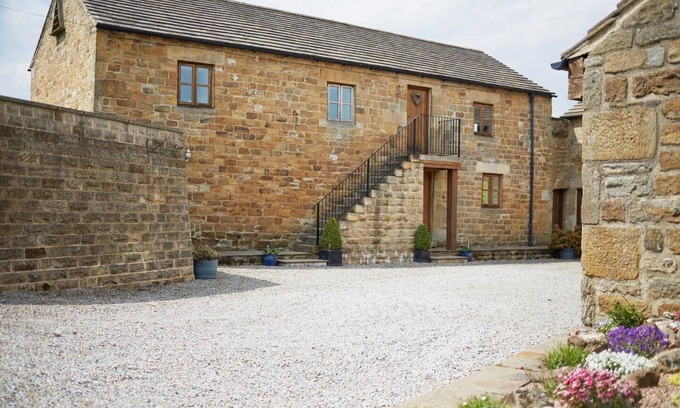 Lofthouse Apartment | Relax at The Granary @ Dallow Hall Barns with Spa & Breakfast