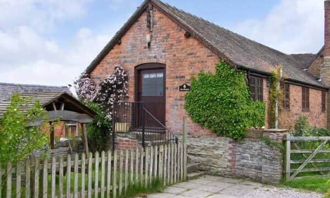 Craven Arms Cottage | Cozy Stay at The Granary: Pet Friendly & Breakfast Included