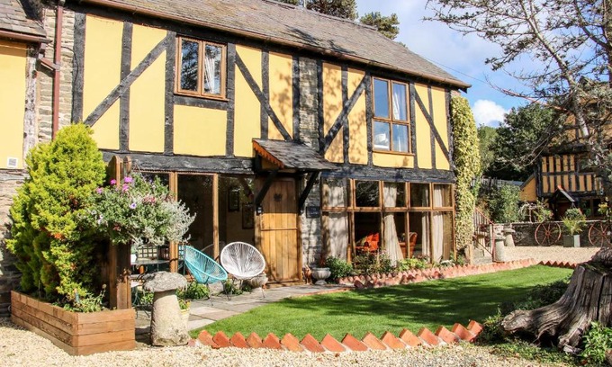 Hyssington House | Pet-Friendly Escape at The Granary - Rated 10/10!