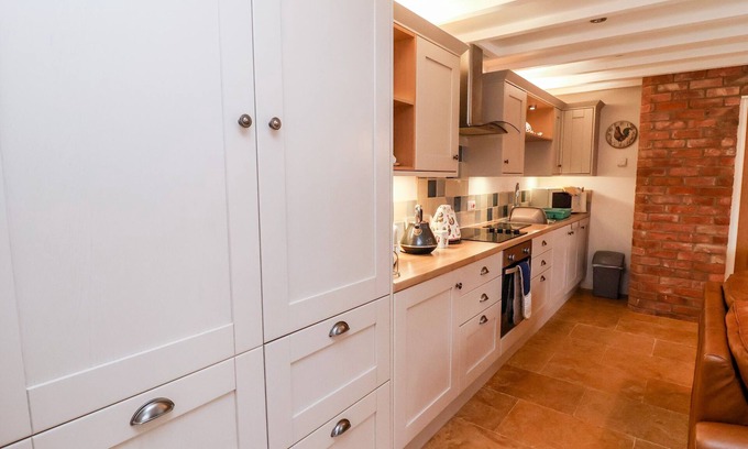 Askham Cottage | Discover The Granary: Pet-Friendly Retreat with Breakfast