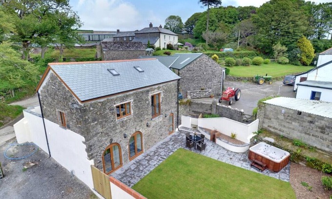 Barnstaple House | Unwind at The Granary, Muddiford: Spa & Pet-Friendly Haven