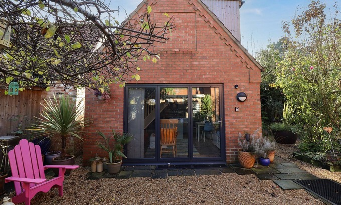 Gainsborough Cottage | Romantic Getaway at The Granary Owl House with Garden