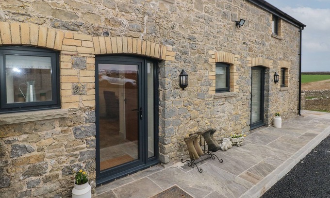 Vale of Glamorgan Cottage | Discover The Granary: Pet-Friendly Retreat with Hot Tub