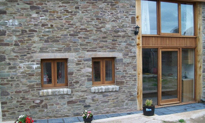 Llanfihangel Tal-y-llyn House | Guest Rated: 9.8 - The Granary Self Catering Retreat
