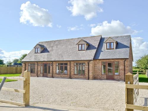 Calne House | Discover Comfort at The Granary - 4-Star Family-Friendly Stay