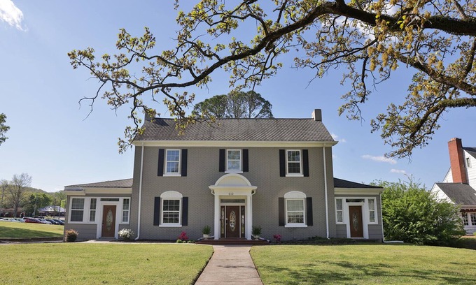 Anniston House | Guest Rated 10/10 at The Grand Colonial Manor - Enjoy Breakfast!