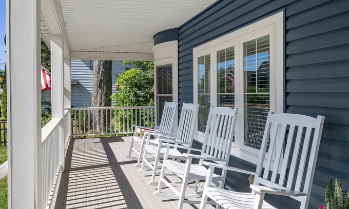 Three Oaks House | Discover The Grand Elm: Perfect Family Retreat in Three Oaks