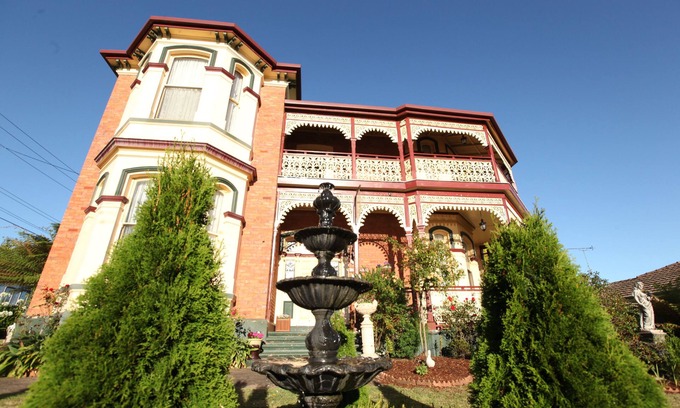 Devonport Bed & Breakfast | Experience The Grand On Macfie: 4-Star Retreat with Breakfast