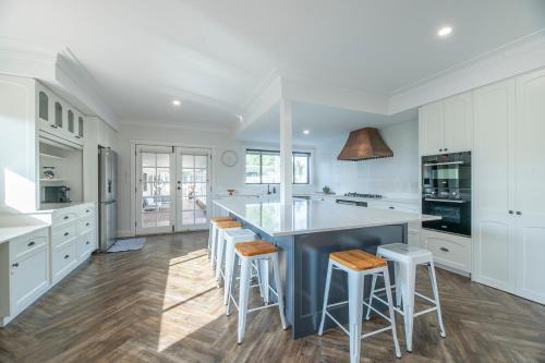 Dubbo House | Experience The Grand on Macquarie: Pet-Friendly Oceanfront Stay